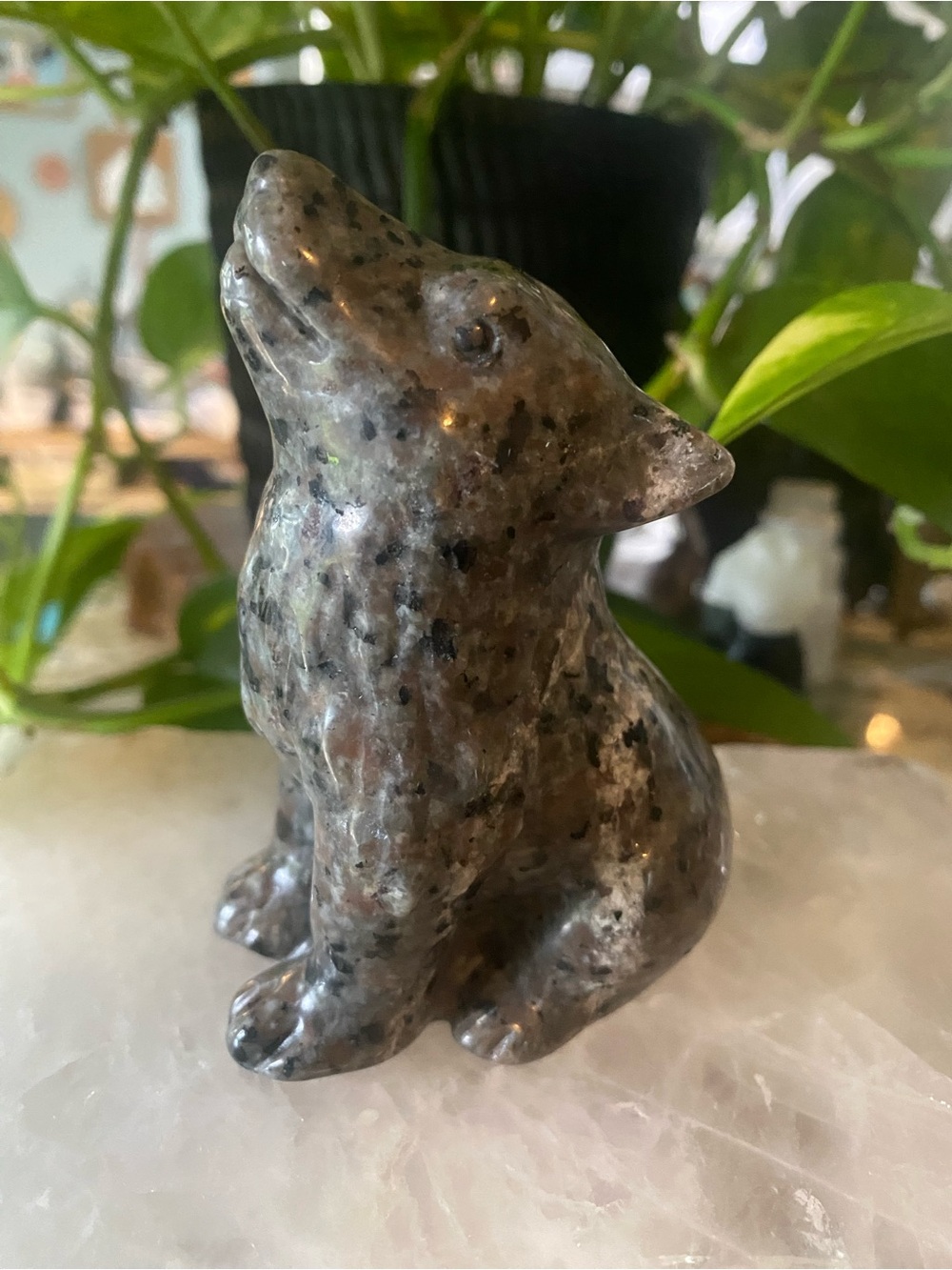 🌕 Moonlit Guardian – 4.5” Yooperlite Howling Wolf Carving 🐺✨ - Picture 5 of 9